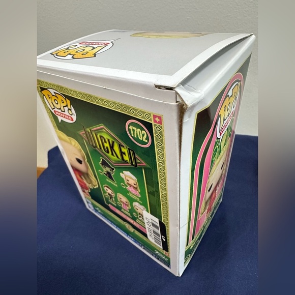 Lot of Wicked the movie Toys. Funko Pop Glinda, bead set, journal, glass globe - Picture 7 of 8